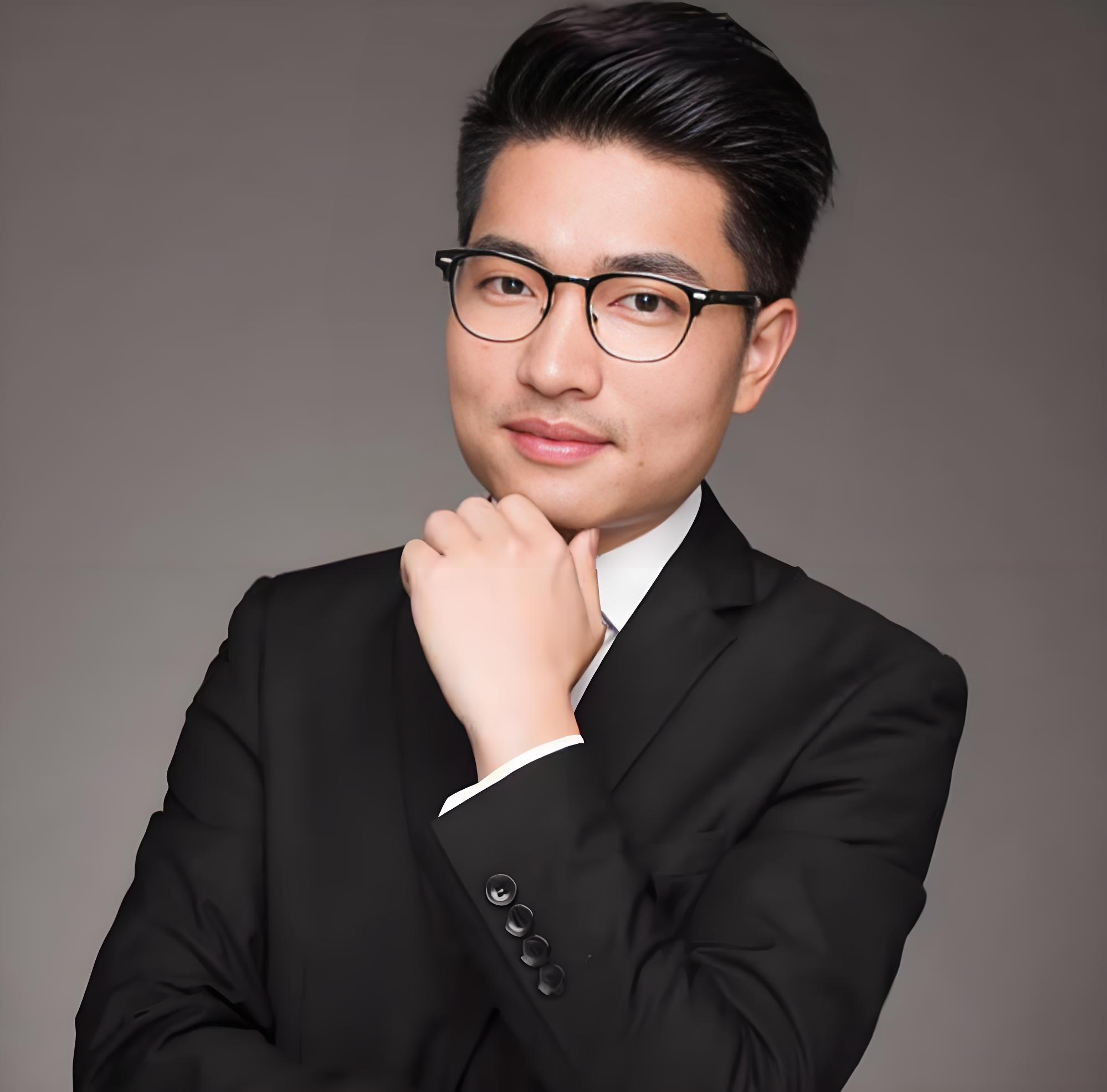 Professional headshot of Span Chen, Founder of Hair-style.ai, against a modern office background,Helping people explore better hairstyles and find the best version of themselves.